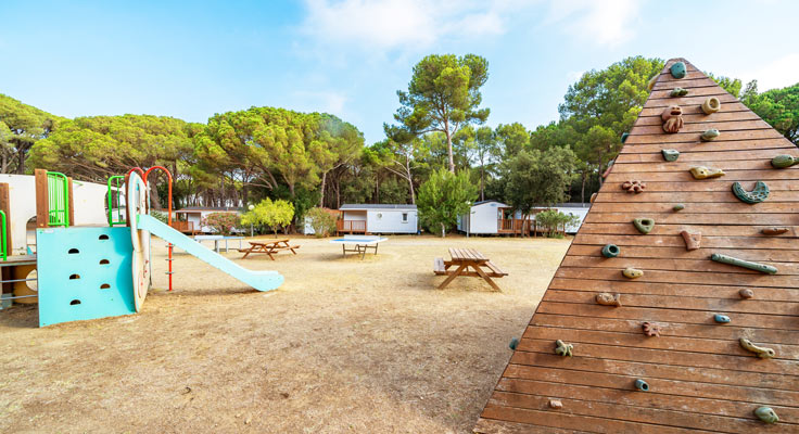 Mur d'escalade et petit toboggan camping neptuno
