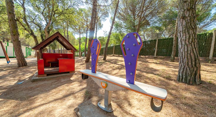 Aire de jeux pour enfants au camping à Pals