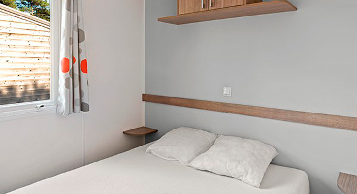 Chambre lit double mobil-home Comfort camping Neptuno