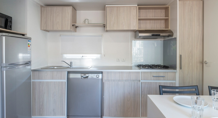 Cuisine équipée mobil-home Premium au camping Neptuno