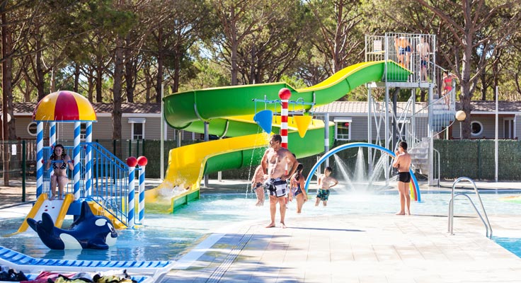 Parc aquatique avec avec toboggan dans un camping à Pals