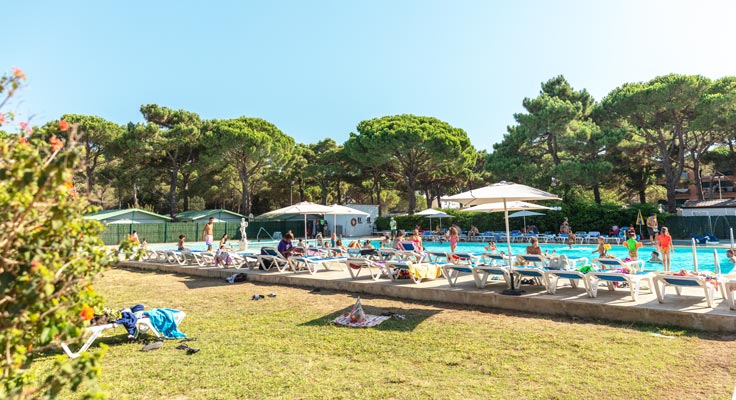Piscine avec transats au soleil à Pals en Espagne