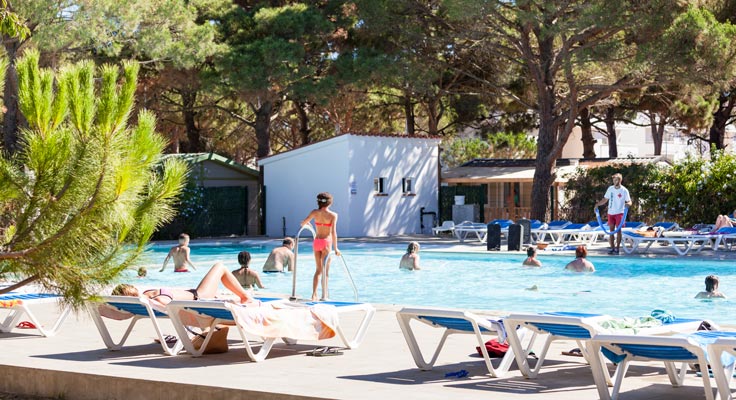Piscine avec transats au camping Neptuno à Pals