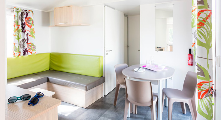 Cuisine salle à manger mobil-home Comfort camping Neptuno à Pals